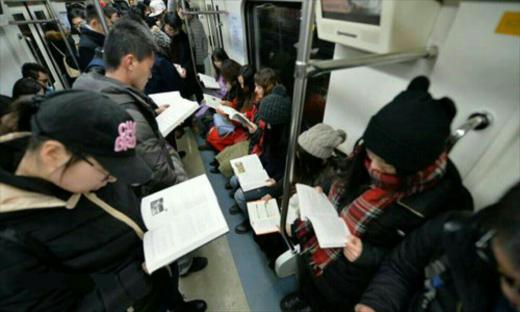 ژاپنی‌ها در مترو … …به مجمع فعالان اقتصادی بپیوندید. telegram. me/esfahaneconomy